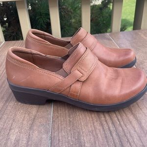 CLARKS - WOMENS ANGIE POPPY SHOES Dark Tan Leather Size 8W